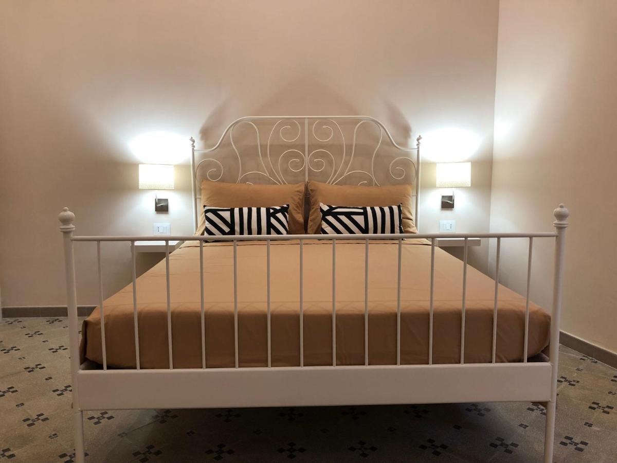 B&B Meliora Rooms อาโวลา ภายนอก รูปภาพ