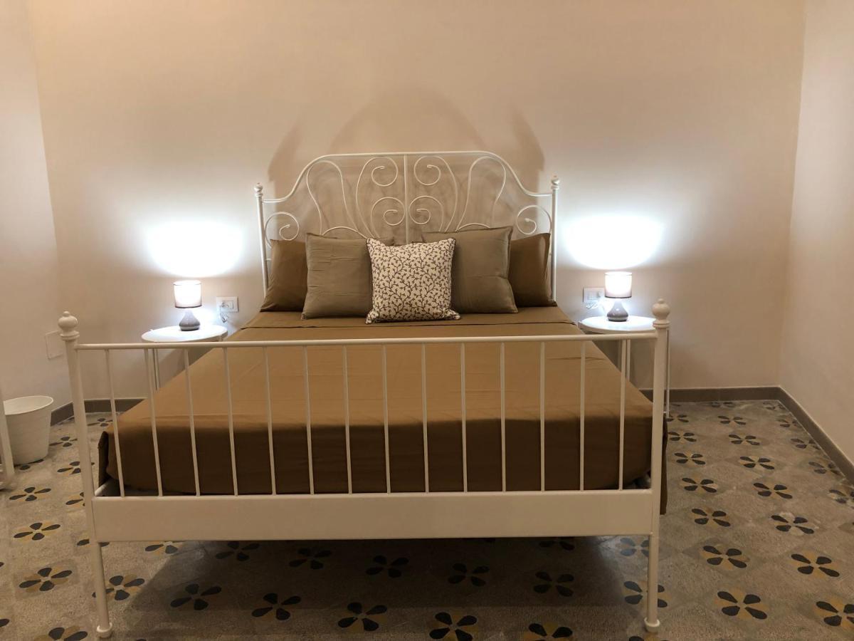 B&B Meliora Rooms อาโวลา ภายนอก รูปภาพ