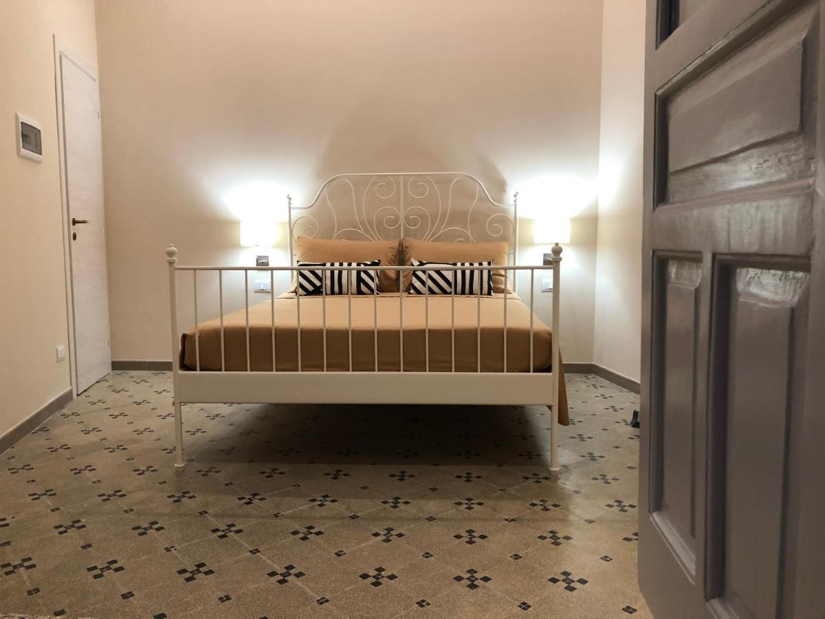 B&B Meliora Rooms อาโวลา ภายนอก รูปภาพ