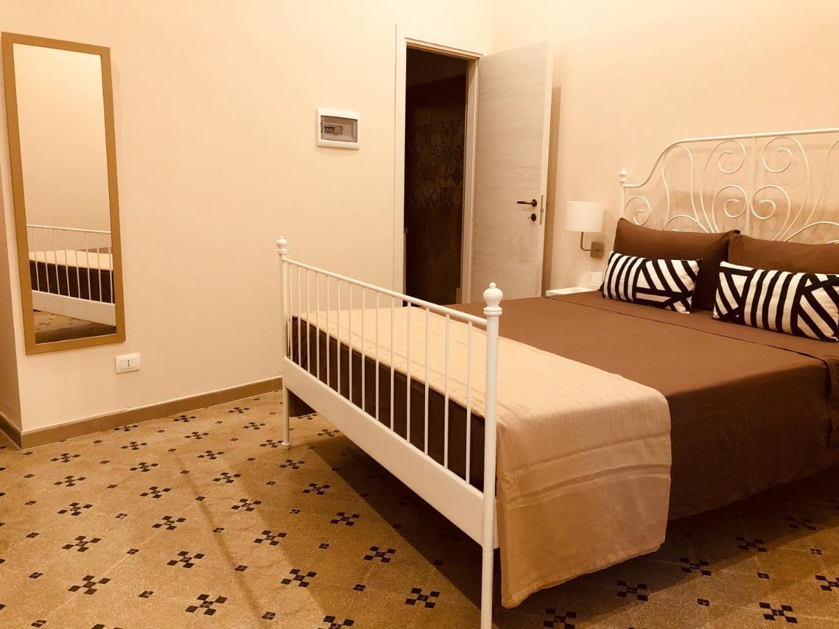 B&B Meliora Rooms อาโวลา ภายนอก รูปภาพ
