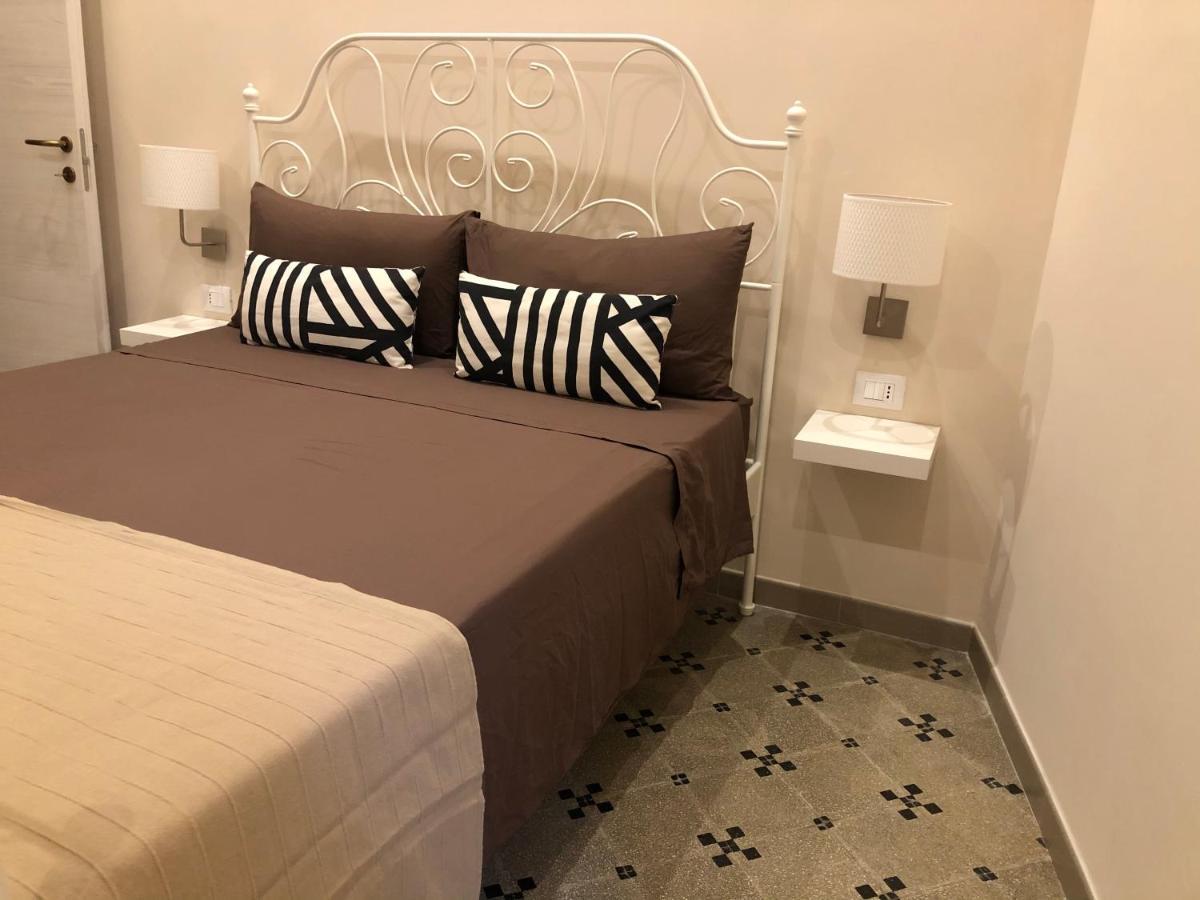 B&B Meliora Rooms อาโวลา ภายนอก รูปภาพ